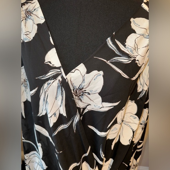 Torrid 2X Black White Floral Faux Wrap Blouse V-Neck Long Sleeve Button Front - Picture 2 of 8